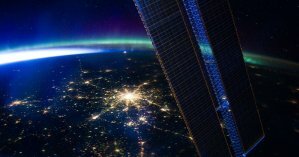 NASA показало уникальный кадр с двумя самыми яркими явлениями над Землей