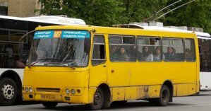 В Киеве маршрутка сбила троих людей, а одного затянуло под колеса (фото)