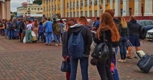 В Киеве у вокзала толпа людей выстроилась в очередь, чтобы попасть в метро (видео)