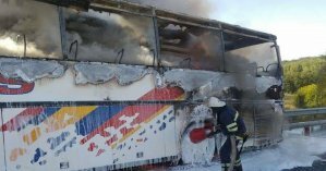 Под Киевом по неизвестным причинам загорелся пассажирский автобус (видео)