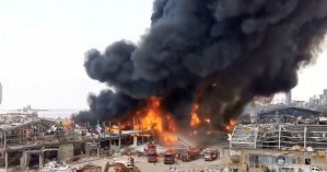 В Бейруте вспыхнул сильный пожар возле места, где произошли трагические взрывы (видео)