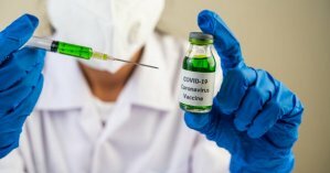 В британском правительстве выразили надежду на вакцинацию населения от COVID-19 за три месяца