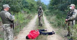 Под Львовом на границе с Польшей мужчина с ножом напал на пограничника