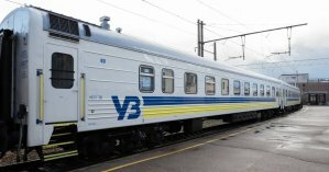 Пьяный пассажир поезда Ужгород-Одесса устроил драку и разрезал руку об окно тамбура (видео)