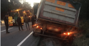 В Киеве посреди шоссе перевернулась фура: копы перекрыли дорогу