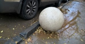 От харьковчанина с парковки укатился бетонный 
