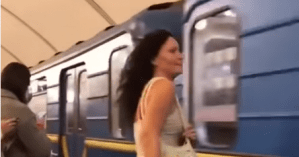 В Киеве пассажирка в летнем платье станцевала тверк в метро и сразу стала известной (видео)