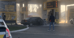В Одессе водитель Mitsubishi превысил скорость и протаранил автозаправку и еще одну легковушку: фото и видео