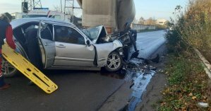 Под Львовом водитель Mercedes влетел под автопоезд: в аварии погибли два человека (фото)