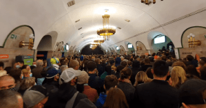 Стоят вплотную и не все в масках: в киевской подземке засняли огромную толпу в час пик (видео и фото)