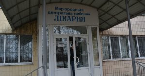 В Миргороде медики на руках носят между этажами тяжело больных COVID-19: видео