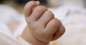 В Катаре нашли родителей брошенного в уборной аэропорта младенца