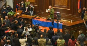 В Армении протестующие серьезно избили спикера парламента и разгромили здание правительства (видео, фото)