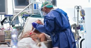 В Италии больной COVID-19 умер на полу туалета в ожидании помощи: жуткое видео из переполненной больницы
