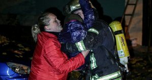 Киевские спасатели вынесли троих детей из горящего дома