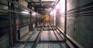 В столичной многоэтажке мужчина упал в шахту лифта и чудом остался жив