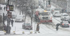 Коммунальщики показали, как борются со снегопадом в Киеве (фото)