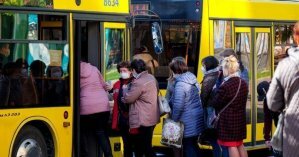 В Киеве иногородним разрешили еще полгода пользоваться льготами в общественном транспорте