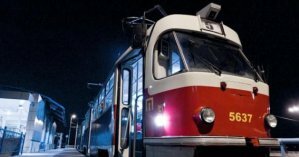 В Киеве из-за лобового ДТП трамвая и микроавтобуса произошел транспортный коллапс 