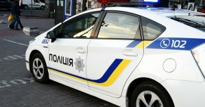 В Сумской области полицейские на служебном авто столкнулись с автовозом, двое пострадали