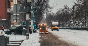 Мокрые трассы и снег на перевалах: водителей предупредили об опасности на дорогах
