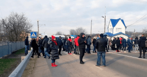 Протесты против повышения тарифов на газ: В Черновицкой области люди перекрыли несколько дорог