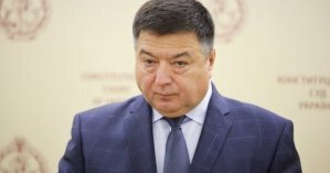 Обещал вернуться: Тупицкого не пустили во двор суда КСУ