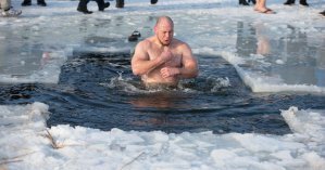 Не ныряйте с головой и пейте чай: украинцам напомнили правила купания в проруби