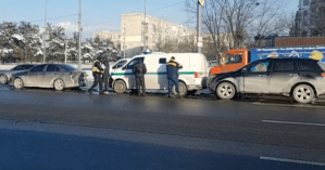 В Киеве авто инкассаторов спровоцировало масштабное ДТП (видео)