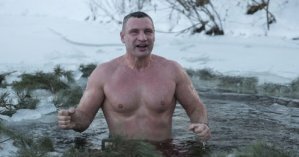 Украинский чемпион нырнул в ледяную прорубь на Крещение