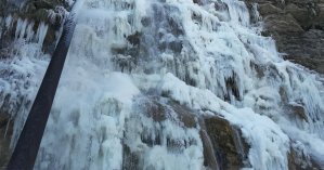 В Крыму застыл во льду самый высокий водопад: впечатляющие фото и видео