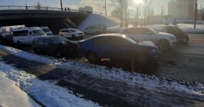 В Киеве столкнулись шесть авто: ДТП спровоцировала водитель Peugeot (фото, видео)