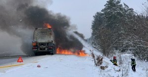 В Ровенской области на ходу вспыхнул бензовоз: фото и видео пожара